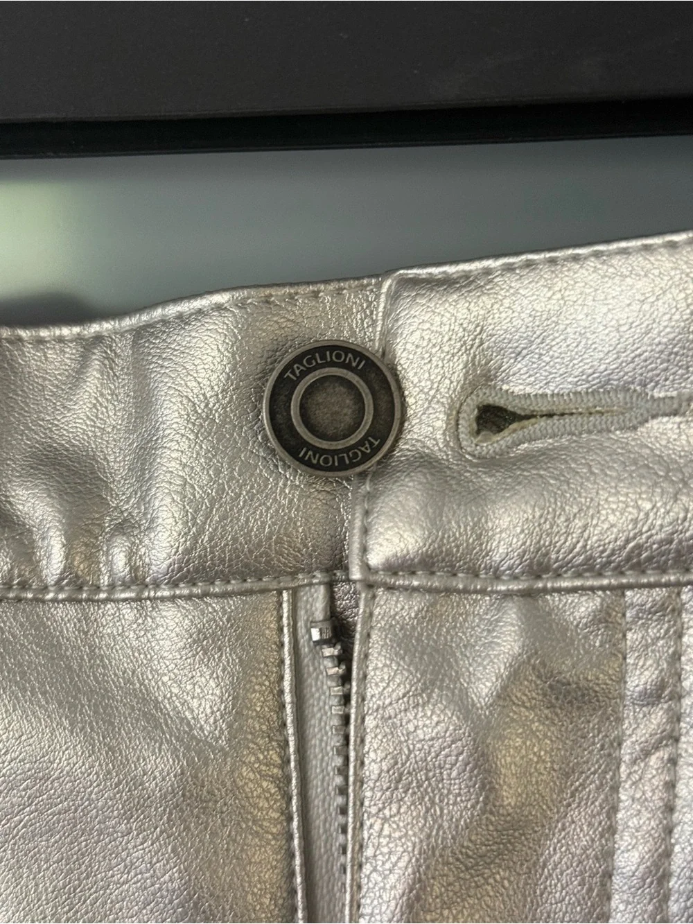 TAGLIONI Metallic Silver Faux Leather Shorts | Size 27 | Mid Rise